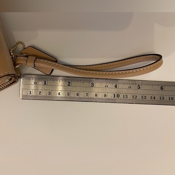 XTRA Slots (EUC) Coach Corner Zip Wallet Light Saddle 8 Card Wristlet - Picture 6 of 6